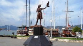 Marmaris: Skulptura - devojka dočekuje mornare