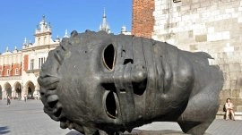 Krakov: Bronzana glava, Eros Bendato - glavni trg