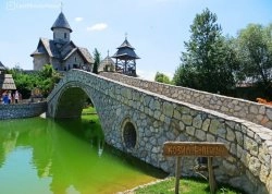Vikend putovanja - Etno selo Stanišići - : Kameni most i jezero