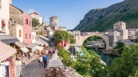 Mostar: Ulica i pogled na stari most