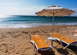 Leto 2024, letovanje - Sunčev Breg - Hoteli: Suncobran i ležaljke na plaži