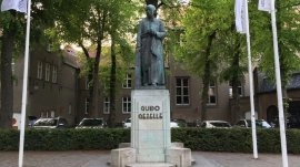 Briž: Statua Guido Gezelle