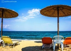 Leto 2024, letovanje - Asprovalta - Apartmani: Suncobrani i ležaljke na plaži