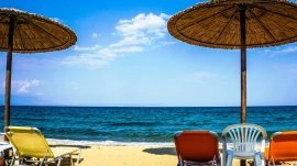 Asprovalta: Suncobrani i ležaljke na plaži