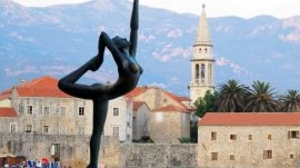 Budva: Statua Budvanska plesačica 