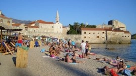 Budva: Plaža ispod Fratara, moderna plaža Ričardova Glava