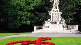 Beč: Spomenik Mocartu u dvorskom vrtu