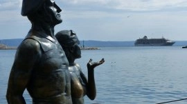 Makarska: Spomenik turistima