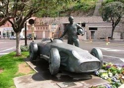 Leto 2024, letovanje - Halkidiki - Apartmani: Statua Juan Manuel Fangio