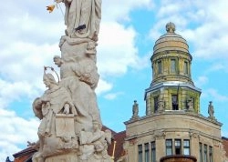 Prolećna putovanja - Temišvar - Hoteli: Statua svetog trojstva na trgu slobode