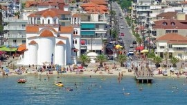 Paralija: Pogled na crkvu i plažu