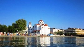 Paralija: Pogled na crkvu i plažu