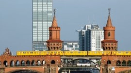 Berlin: Metro na Oberbaum mostu