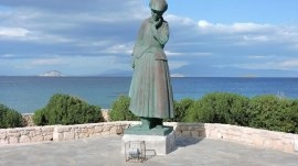 Egina: Statua Majka