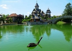 Vikend putovanja - Etno selo Stanišići - : Pogled na jezero i manastir