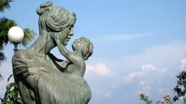 Sorento: Statua majka i dete