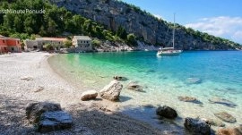 Hvar: Plaža Pokrivenik