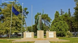 Nea Kalikratia: Statua