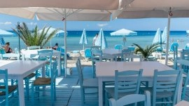 Nikiti: Kafić pored plaže