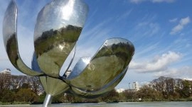 Buenos Aires: Skulptura Floralis Generica