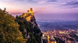 San Marino: Pogled na kule noću