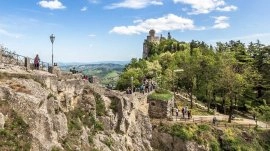 San Marino: Pogled na kulu i zidine