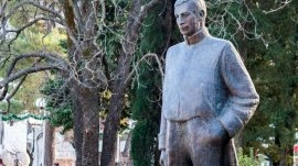 Trebinje: Spomenik Jovanu Dučiću