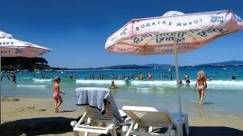 Kiten: Ležaljke i suncobrani na plaži