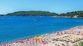 Bečići: Pogled na plažu i more