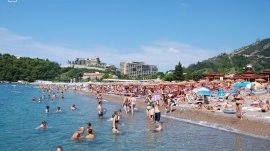 Bečići: Kupači na plaži