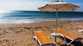 Sunčev Breg: Suncobran i ležaljke na plaži