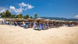 Asprovalta: Suncobrani na plaži