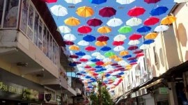 Antalija: Ulica sa kišobranima u Antaliji
