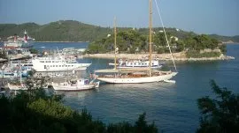 Skiatos: Jedrenjak u luci