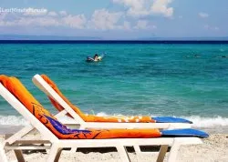 Leto 2026, letovanje - Polihrono - Apartmani: Ležaljke na plaži