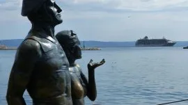 Makarska: Spomenik turistima