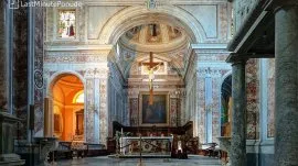 Sorento: Unutra&scaron;njost crkve