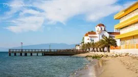 Paralija: Pogled na crkvu