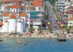 Leto 2026, letovanje - Paralija - Apartmani: Pogled na crkvu i plažu