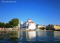 Leto 2026, letovanje - Paralija - Apartmani: Pogled na crkvu i plažu