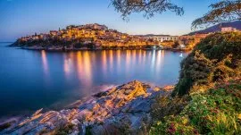 Kavala: Kavala noću