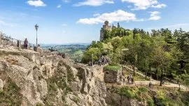 San Marino: Pogled na kulu i zidine