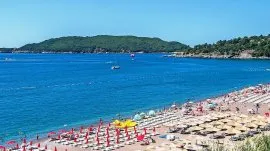 Bečići: Pogled na plažu i more