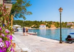 Leto 2026, letovanje - Kefalonija - Apartmani: Šetalište pored mora u Fiskardu