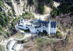 Metropole i znameniti gradovi - Dvorci Bavarske - Hoteli: Neuschwanstein - fotografija iz helikoptera