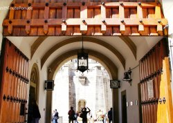 Metropole i znameniti gradovi - Dvorci Bavarske - Hoteli: Glavni ulaz u dvorac Neuschwanstein