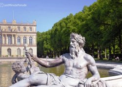 Metropole i znameniti gradovi - Dvorci Bavarske - Hoteli: Dvorac Herrenchiemsee - Fontana sa alegorijskom bronzanom skulpturom