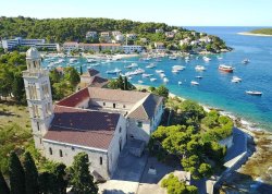 Leto 2025, letovanje - Hvar - Hoteli: Pogled na luku