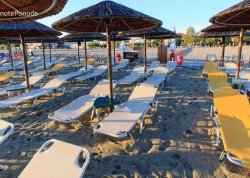 Leto 2025, letovanje - Nei Pori - Apartmani: Ležaljke na plaži
