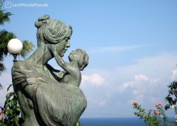 Metropole i znameniti gradovi - Amalfi obala - Hoteli: Statua majka i dete